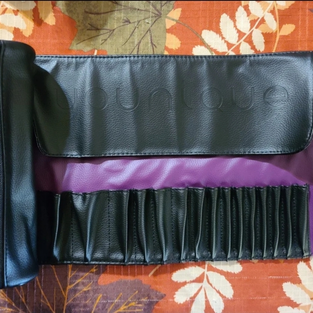YOUNIQUE brush roll